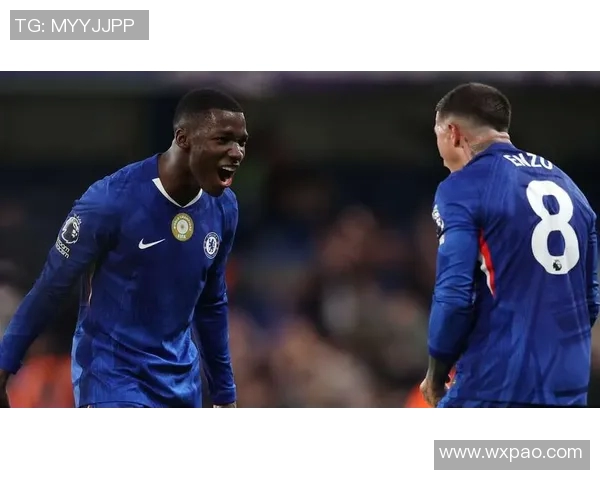 足球明星身穿蓝色衣服的时尚瞬间与赛场风采全记录